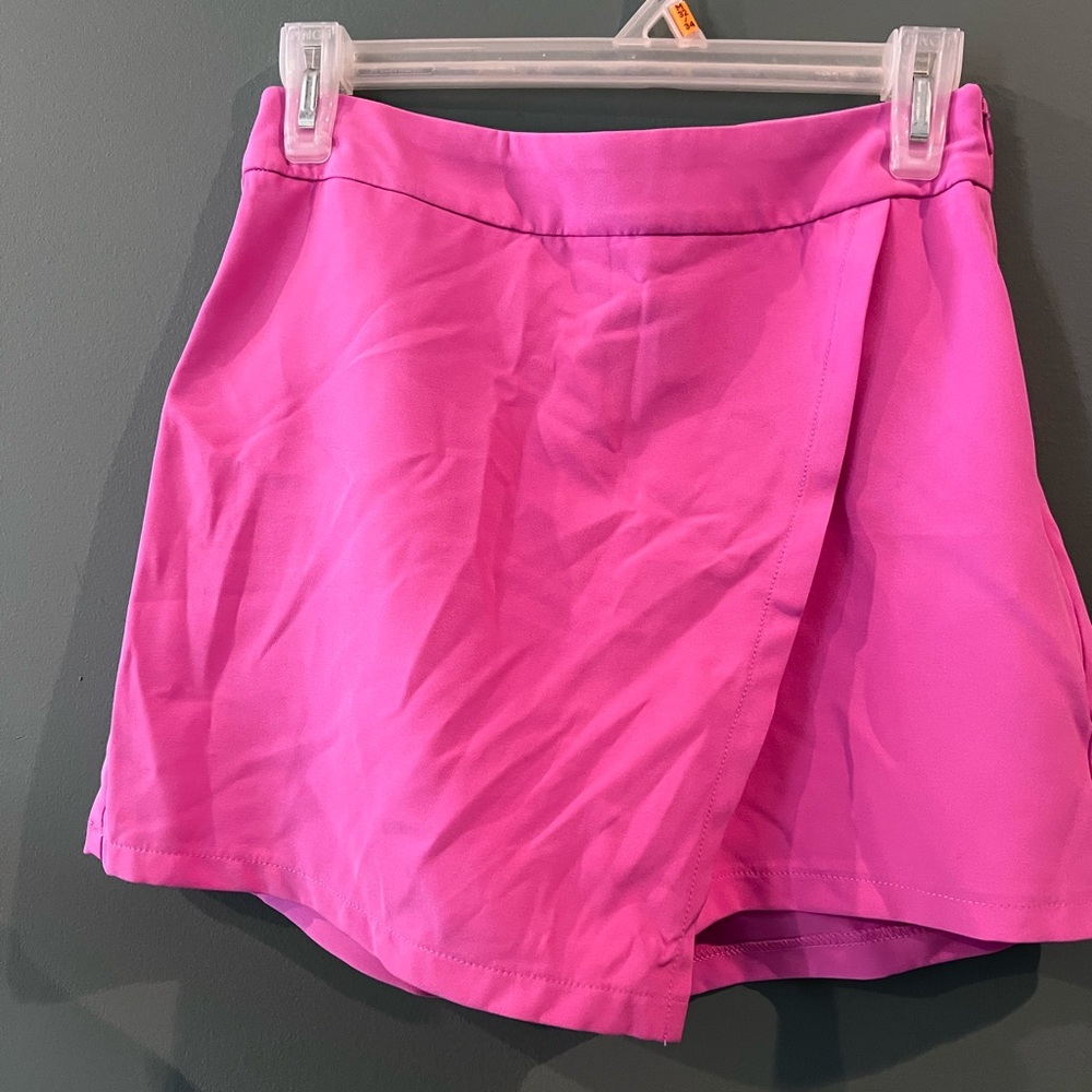 Vibrant Pink Skort
Only tried on, NWOT, wrinkled because of packaging.